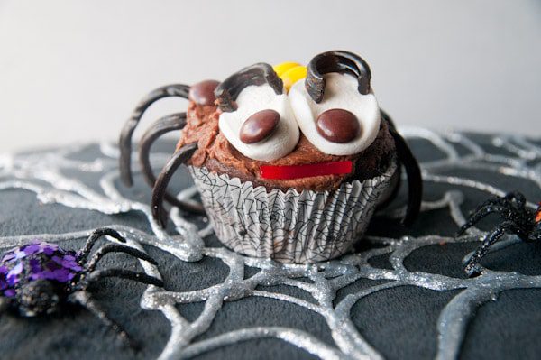 Halloween Spider Cupcakes- fun to do with kids.