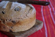 Wholemeal olive bread
