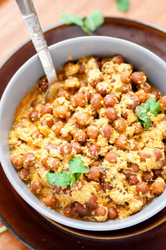 Black Chickpea In Yoghurt Fenugreek Sauce is a beautiful mildly spiced Indian curry that comes together in 30 minutes. It is naturally #glutenfree, #protein packed and #healthy. Goes very well with any flatbread of your choice.