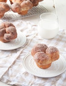 Cinnamon And Sugar Cloverleaf Rolls