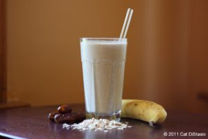 Something Sweet: Banana Date Oat Smoothie