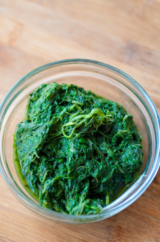 Palak chicken is a dish in which pan-fried chicken pieces are braised in a creamy, redolent spinach sauce. At only 325Cals/portion it is perfect with rice or any flatbread. #poultry #glutenfree