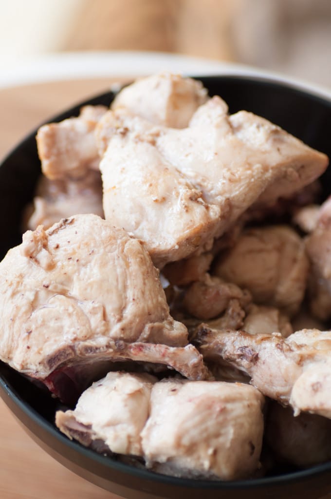 Palak chicken is a dish in which pan-fried chicken pieces are braised in a creamy, redolent spinach sauce. At only 325Cals/portion it is perfect with rice or any flatbread. #poultry #glutenfree
