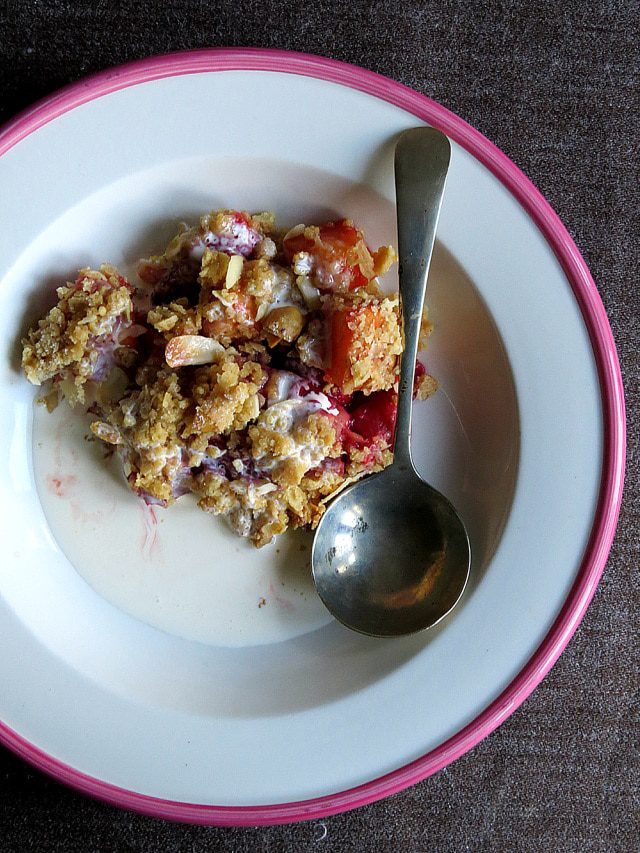 Strawberry, Peach And Ginger Crumble