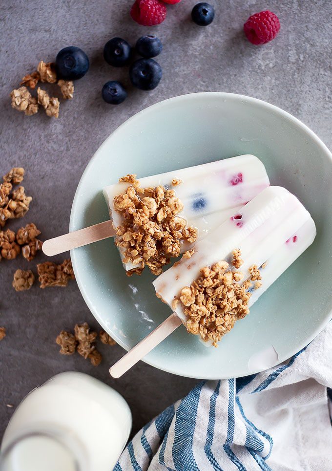 fruit and granola breakfast popsicles | ahappyfooddance.com