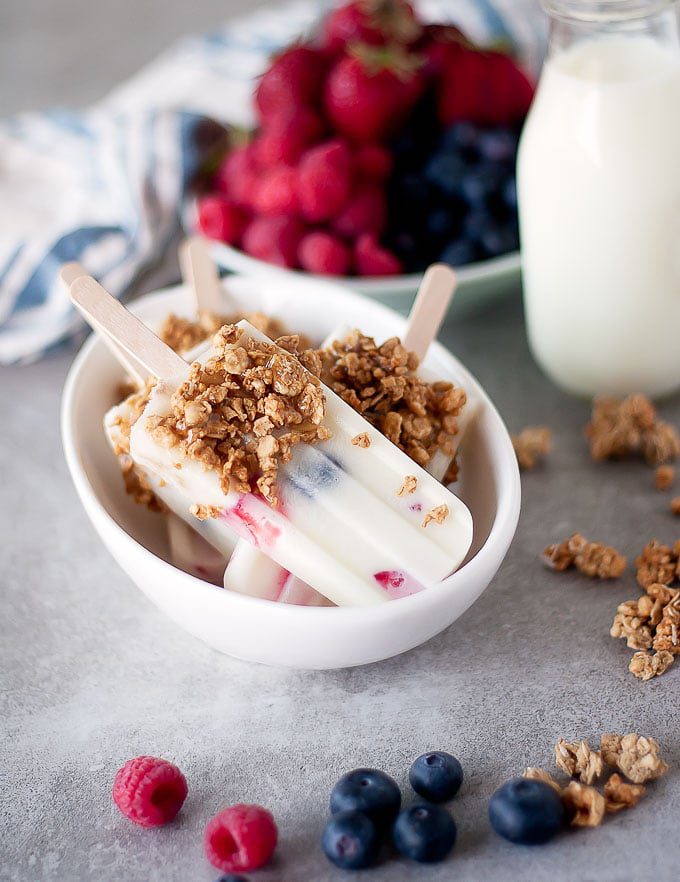 fruit and granola breakfast popsicles | ahappyfooddance.com