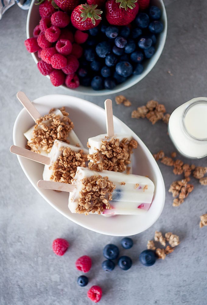 fruit and granola breakfast popsicles | ahappyfooddance.com