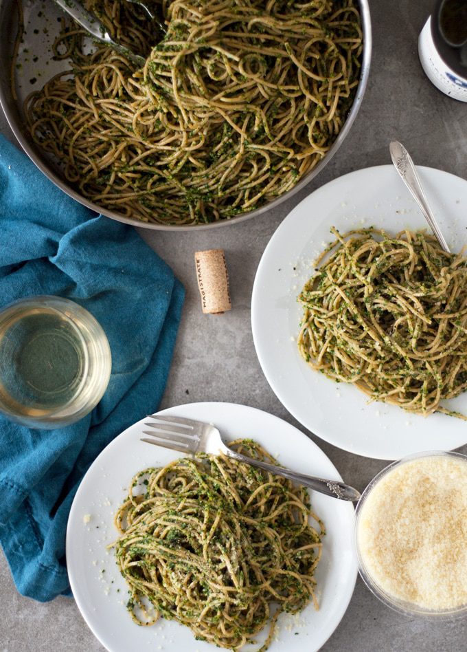 easy kale pesto pasta | ahappyfooddance.com