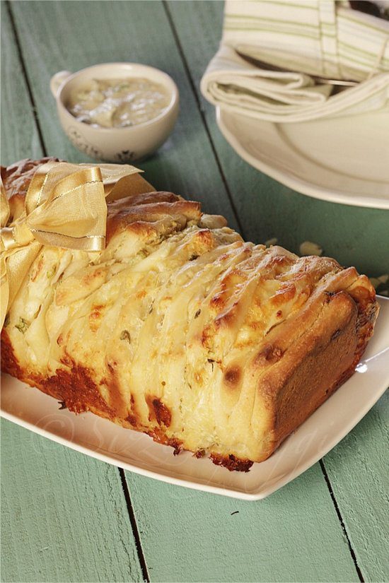 Artichoke & Gruyere Pull Apart Bread